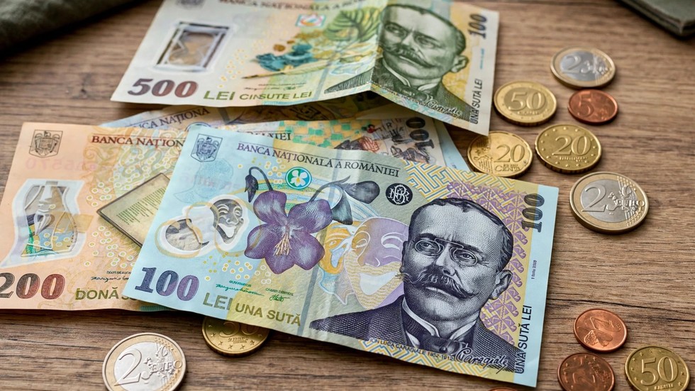 Bancnote de lei românești și monede euro pe un birou