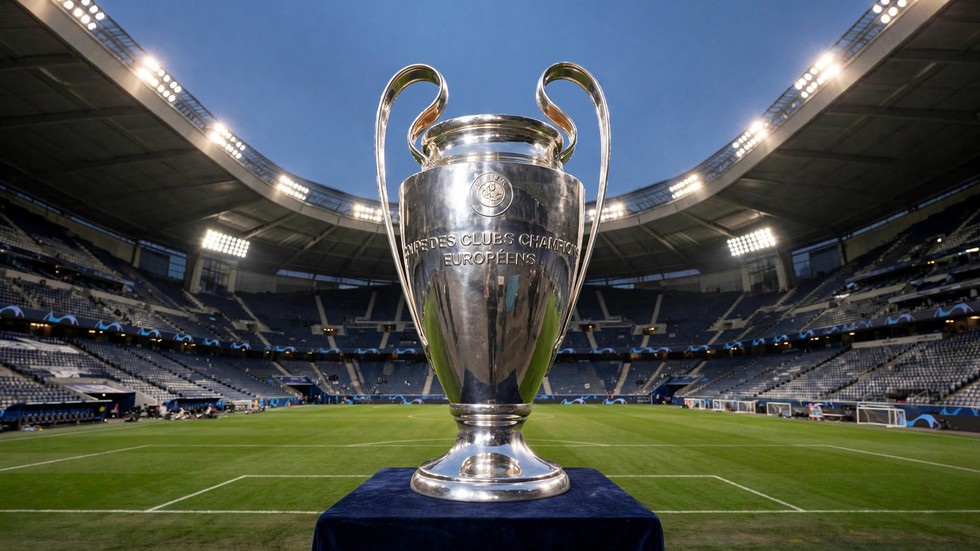 Liga Campionilor echipe: trofeul Ligii Campionilor pe stadion înaintea finalei